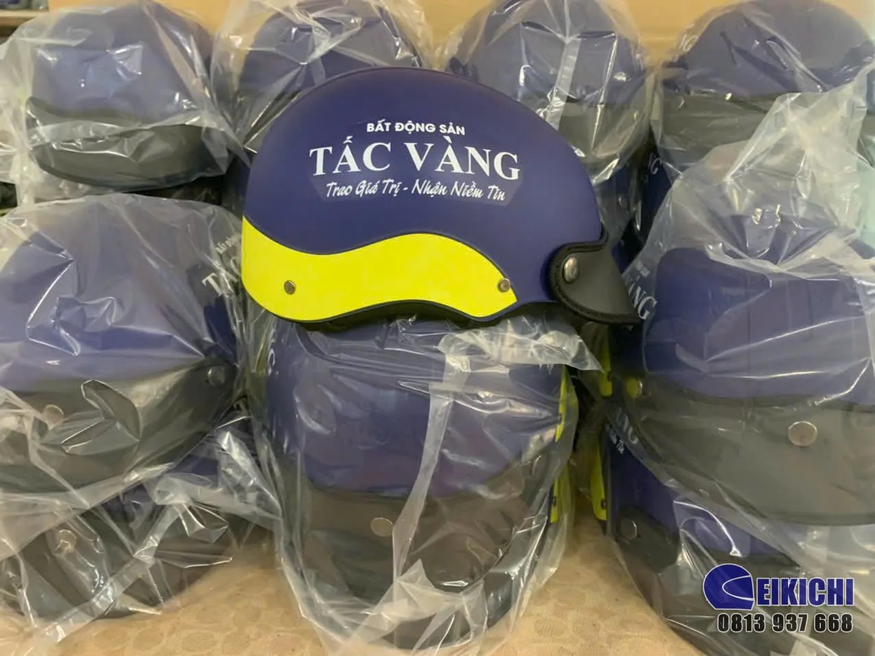 Nón Bảo Hiểm In Logo Bất Động Sản Tấc Vàng – Xưởng EIKICHI Sản Xuất Nón Bảo Hiểm Theo Yêu Cầu Cho Doanh Nghiệp