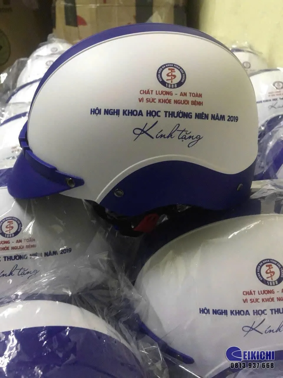 Nón Bảo Hiểm In Logo Hội Nghị Khoa Học Thường Niên – Sản Xuất Theo Yêu Cầu | EIKICHI
