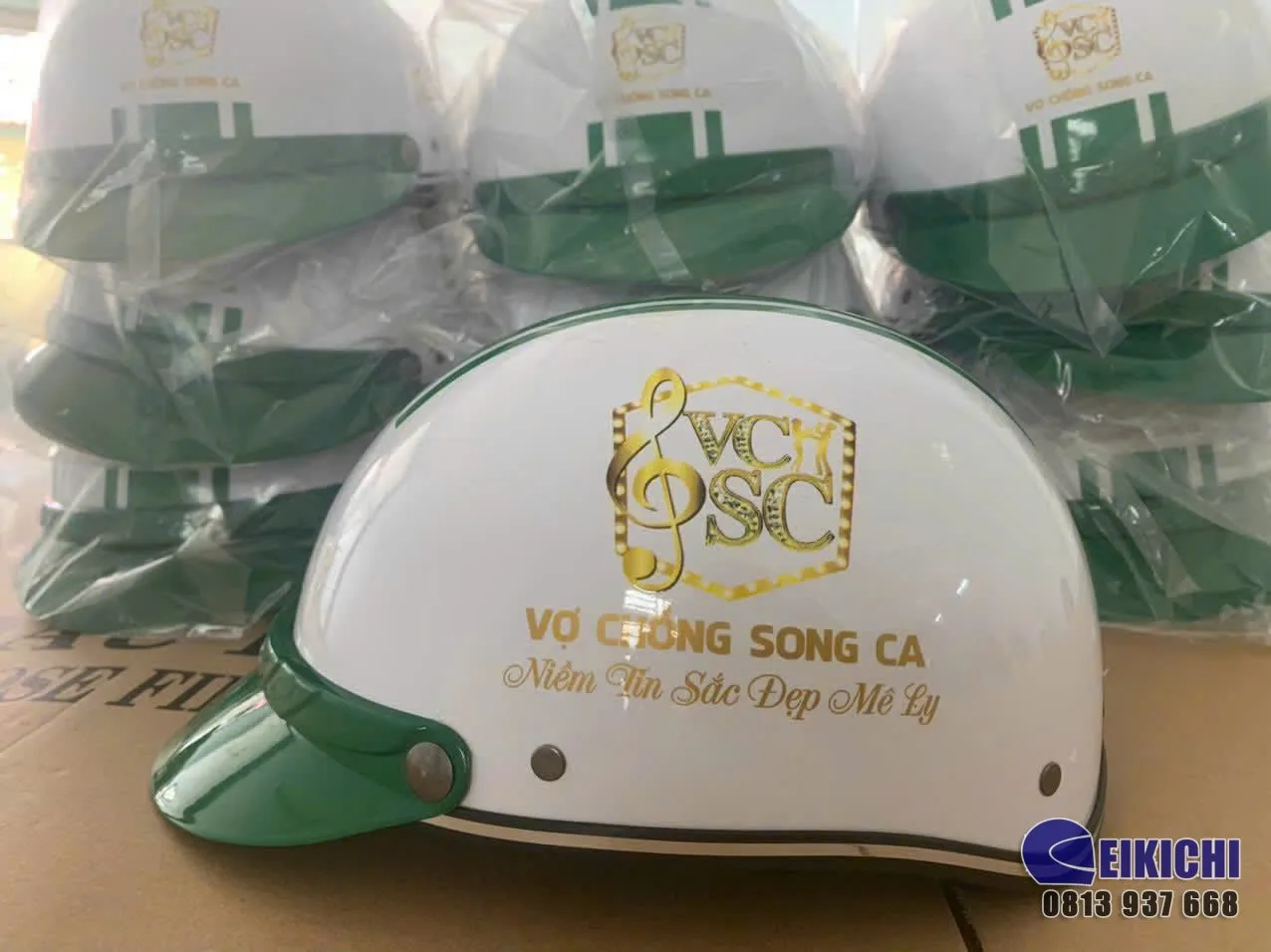 Nón Bảo Hiểm In Logo Mỹ Phẩm Vợ Chồng Song Ca | EIKICHI – Xưởng Sản Xuất Nón Bảo Hiểm Quà Tặng Doanh Nghiệp Theo Yêu Cầu