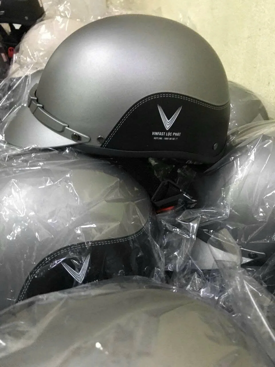 Nón Bảo Hiểm In Logo VinFast Xe Điện | Eikichi – Xưởng Sản Xuất Nón Bảo Hiểm Quà Tặng Doanh Nghiệp Uy Tín